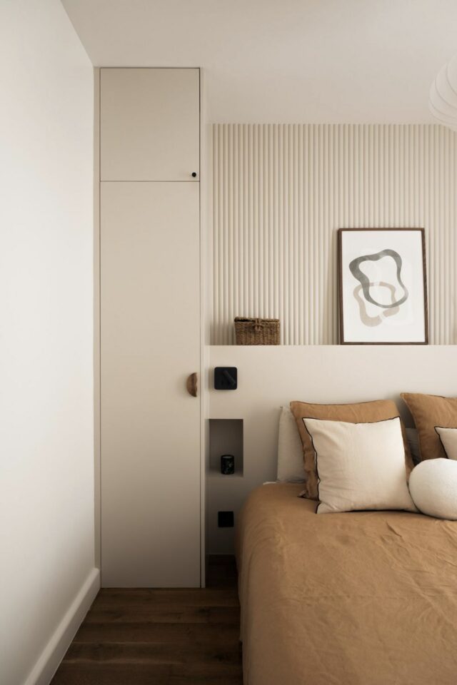 chambre parentale moderne design contemporain mobilier sur mesure encadrement tête de lit rangement pratique armoire alternative 