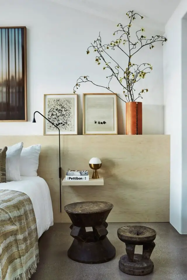 exemple chambre parentale moderne design contemporain tête de lit coffrage coloré beige décoration simple posée vase et cadres 