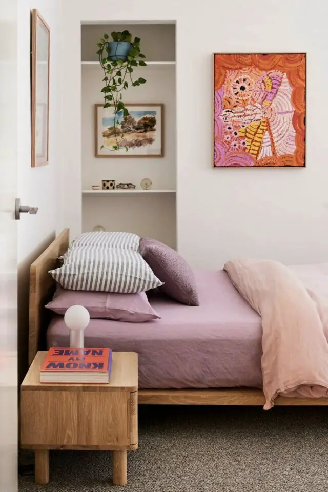 chambre parentale moderne design contemporain avec petit dressing lit en bis table de chevet simple 