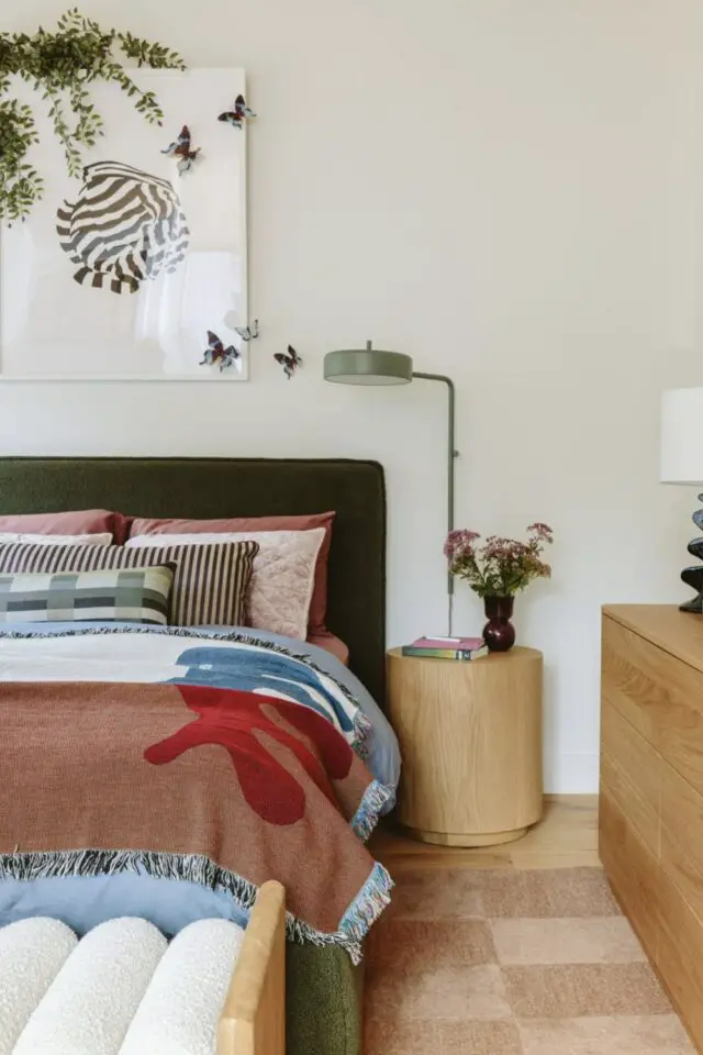  mur blanc tête de lit velours vert table de chevet bois lampe tendance idée déco chambre parentale moderne design contemporain 