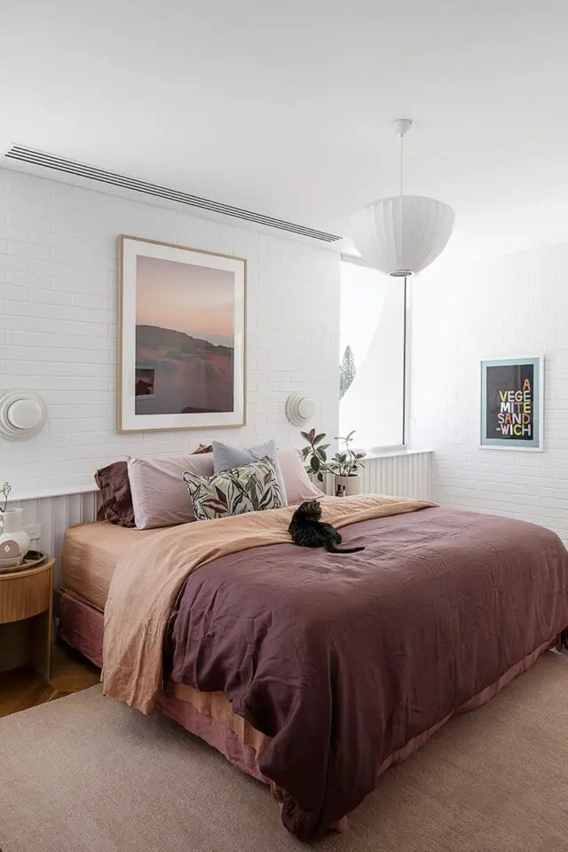 chambre parentale moderne design contemporain ambiance douce et lumineuse linge de lit chaleureux couleur chaude 