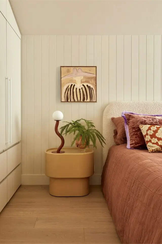 exemple chambre parentale moderne design contemporain lambris mural peint en blanc table de chevet en bois forme originale ambiance douce blanc avec linge de lit terracotta 