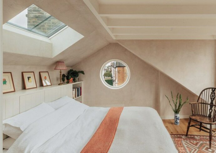 chambre mansardée d'un côté exemple décoration et aménagement moderne