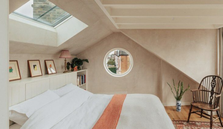 chambre mansardée d'un côté exemple décoration et aménagement moderne