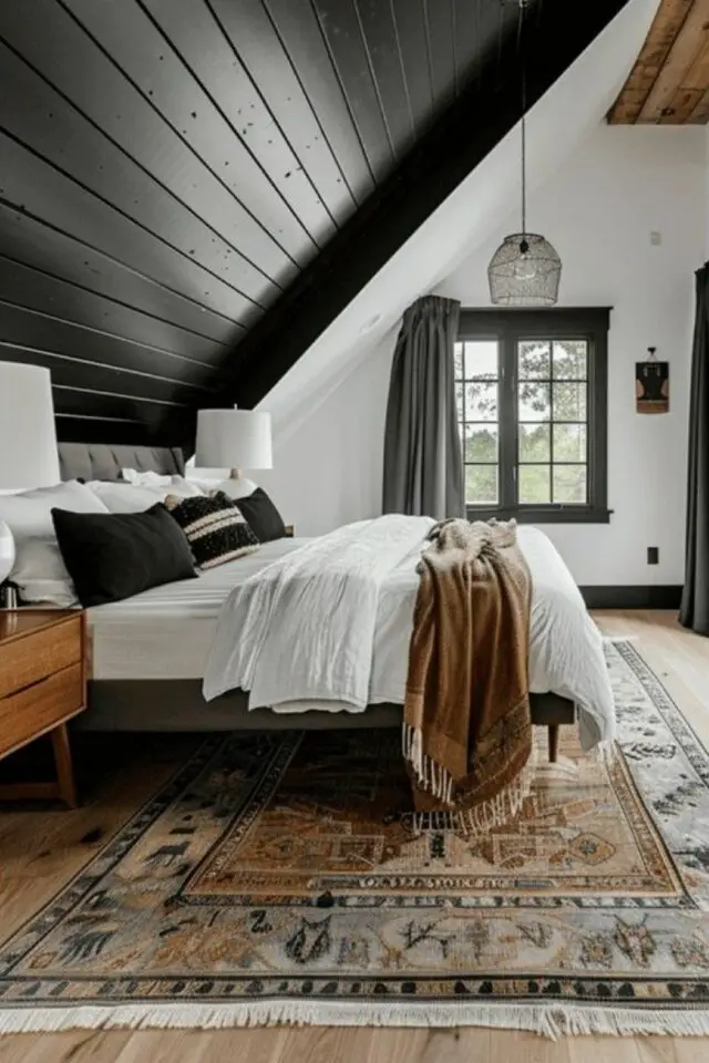 chambre mansardée d'un côté adulte décoration chic contraste noir et blanc labris peint tapis élégant classique table de chevet vintage 