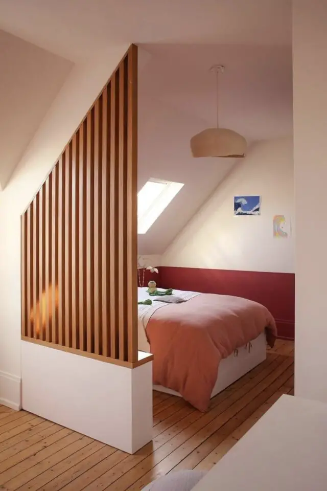 chambre mansardée d'un côté aménagement espace claustra bois intérieur soubassement peint couleur chaleureuse suspension naturelle lit blanc parquet 