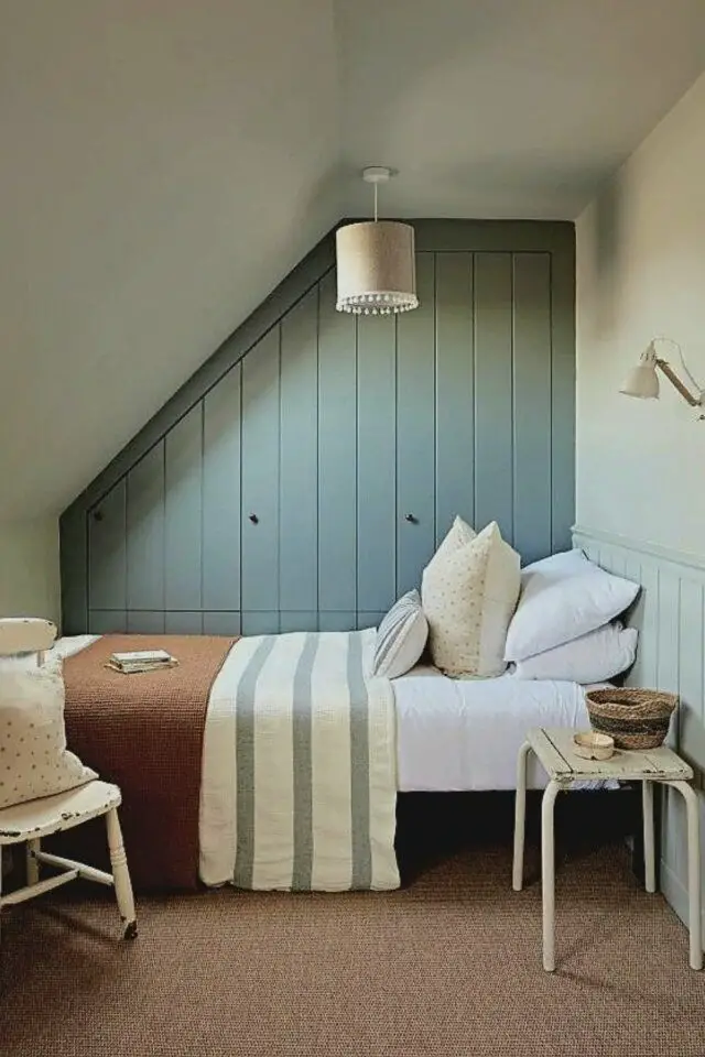 chambre mansardée d'un côté enfant adolescent mur rangement caché à côté du lit couleur bleu gris lit dans la largeur applique murale 