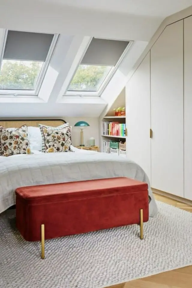 chambre mansardée d'un côté 2 velux lit sous la pente tête de lit en cannage meuble de rangement sur mesure armoire bout de lit coloré 