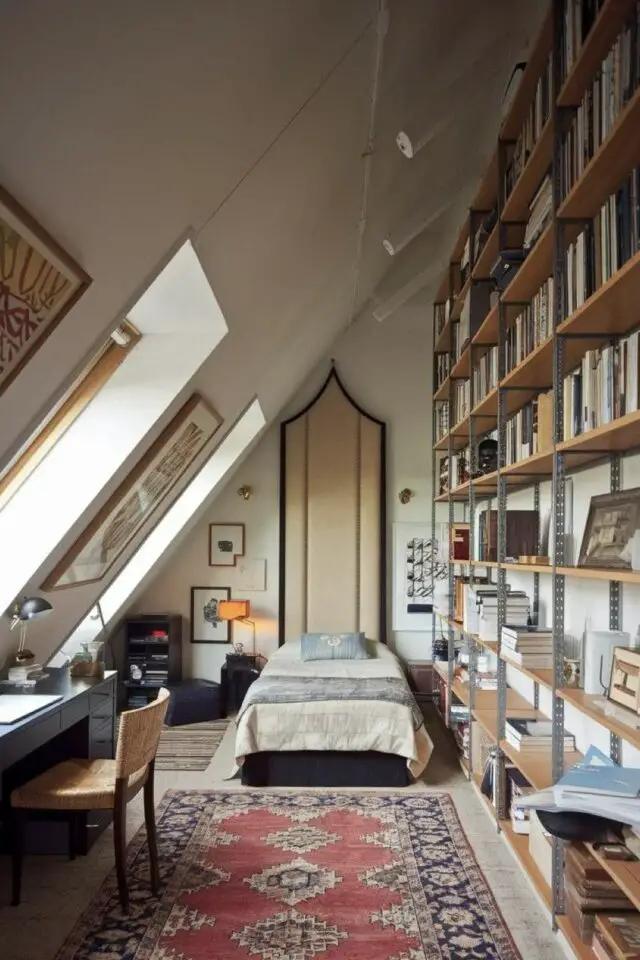 chambre mansardée d'un côté grande hauteur sous plafond tête de lit XXL bibliothèque simple métal et bois maximiser rangement 