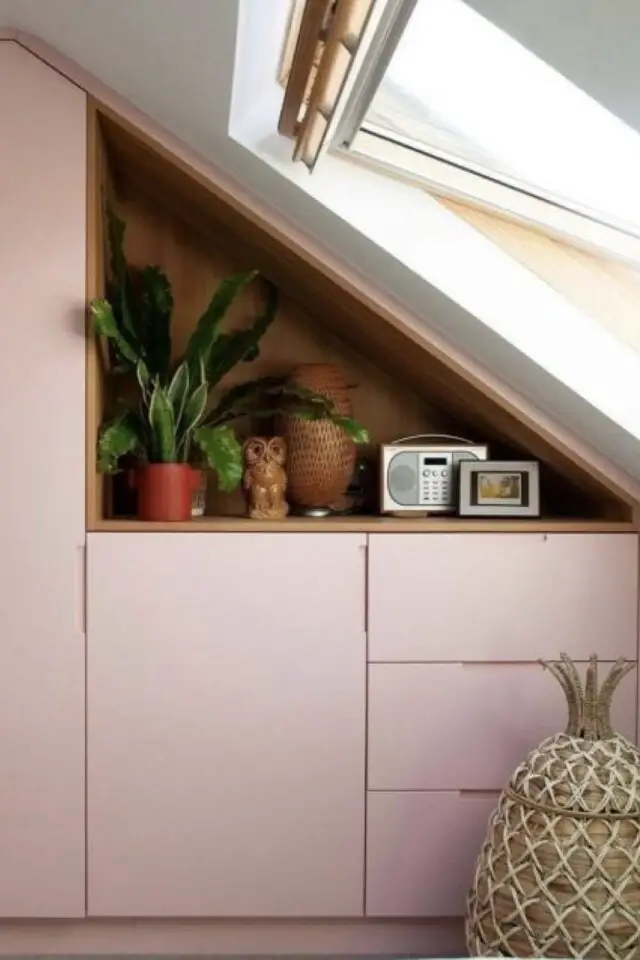 chambre mansardée d'un côté meuble sur-mesure en bois avec niche façade colorée rose idée à copier 
