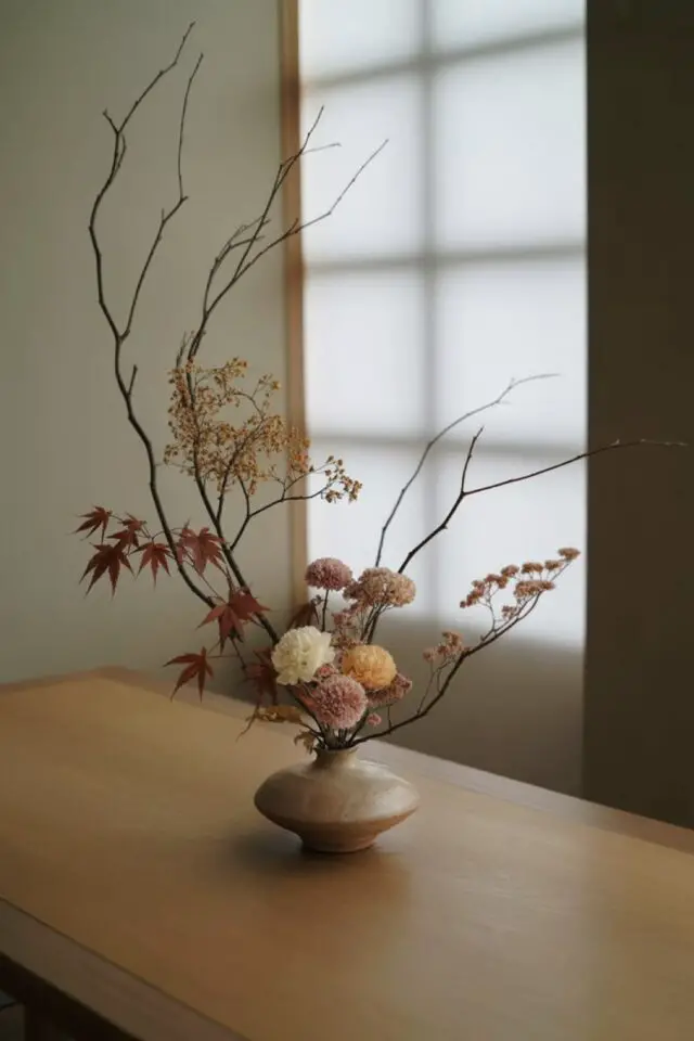 composition florale Ikebana centre de table à réaliser soi-même minimaliste épuré inspiration japonaise 