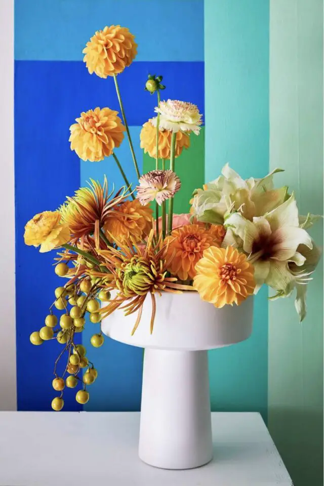 composition florale Ikebana exemple arrangement fleur colorée à faire soi-même volume 