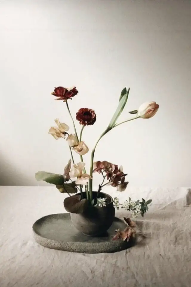 composition florale Ikebana élégant minimaliste volume décorer la maison avec des fleurs 