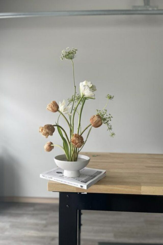 composition florale Ikebana idées à copier bouquet de fleur épuré décoration à poser sur meuble 