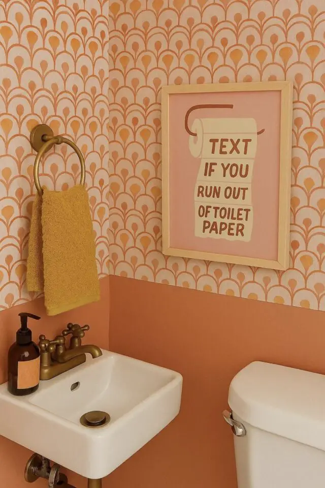 déco salle de bain mur soubassement peinture couleur corail papier peint assorti motif graphique touche de jaune affiche humour message porte serviette simple et coloré dopamine décor 