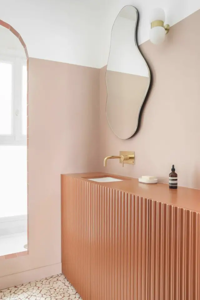  grand soubassement peinture couleur harmonieuse avec le meuble vasque miroir organique déco salle de bain mur 