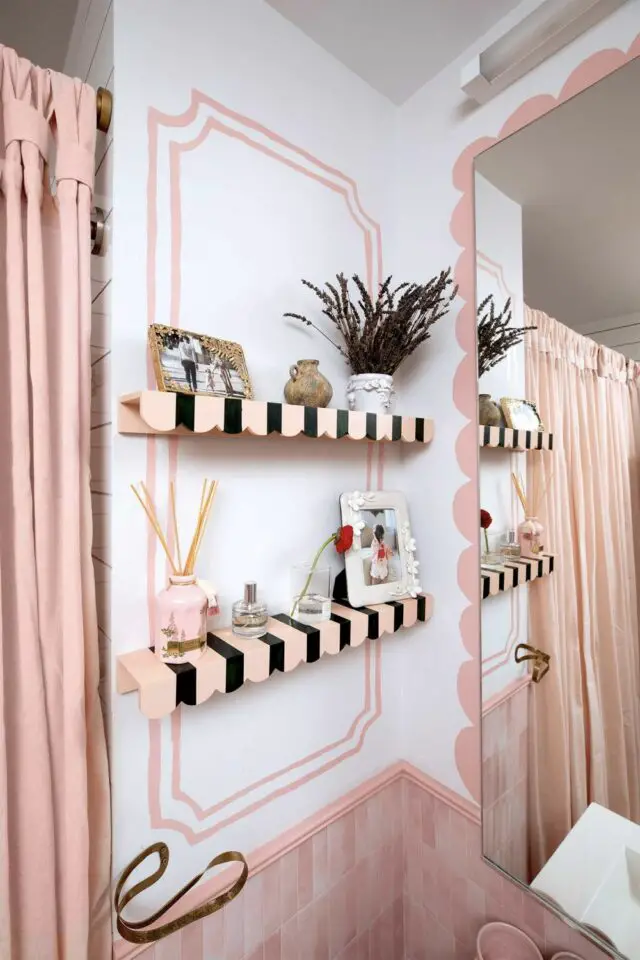 décoration boudoir moderne décor peint rose effet encadrement étagères relookées rose et noir idée originale à copier déco salle de bain mur 