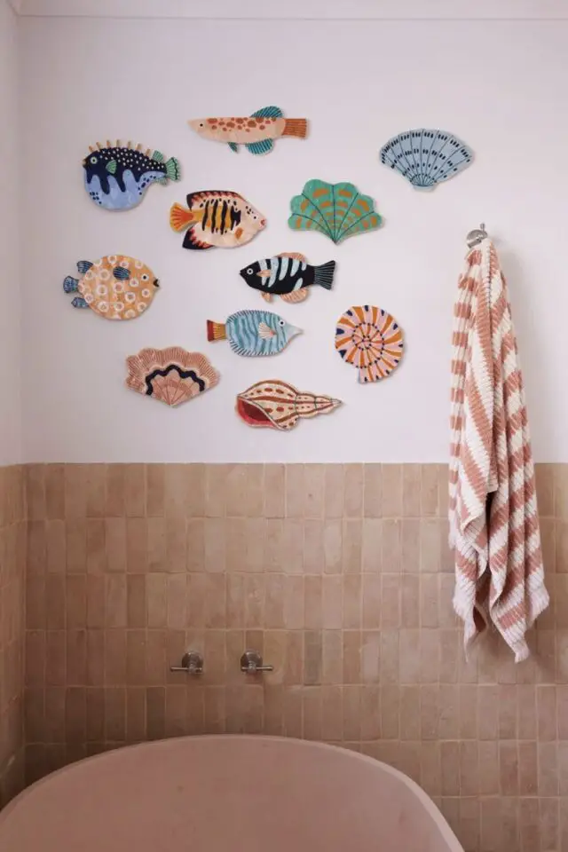 mur de la baignoire soubassement en carrelage et accessoires décoratifs à accrocher forme poisson et coquillages esprit vacances décoration murale salle de bain idée à copier 