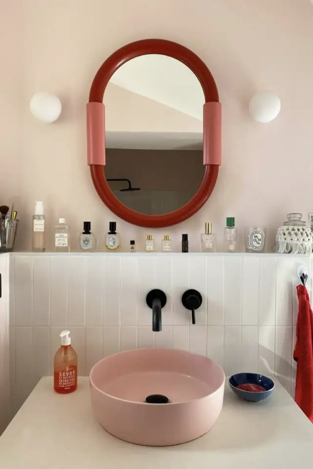 décoration murale salle de bain idée à copier miroir moderne ovale et coloré rouge et rose pièce d'eau moderne et féminine 
