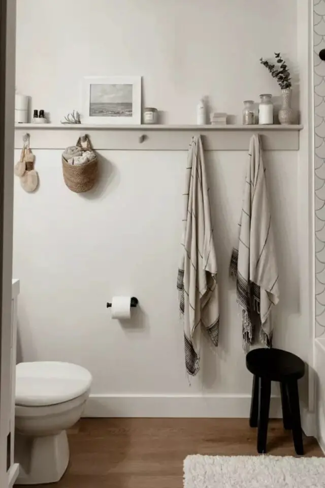 grande patère toute la longueur du mur couleur un peu plus foncée que le mur déco pratique suspendre serviette panier et poser bougies et petits accessoires décoratifs décoration murale salle de bain idée à copier 