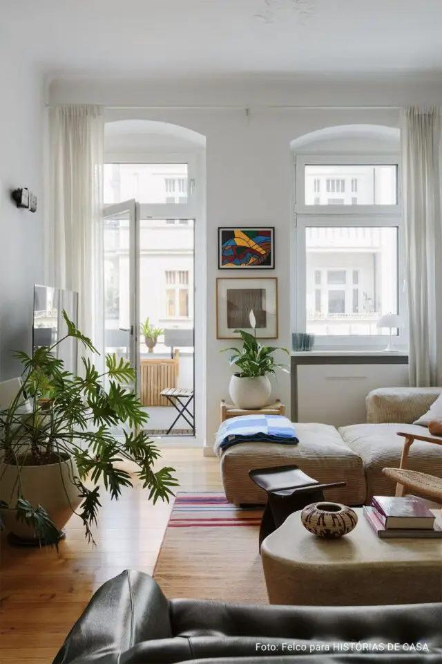 Idée déco salon appartement en longueur parquet sol canapé beige tapis coloré plante verte voilage fin et lumineux mur blanc Idée déco salon appartement en longueur parquet sol canapé beige tapis coloré plante verte voilage fin et lumineux mur blanc