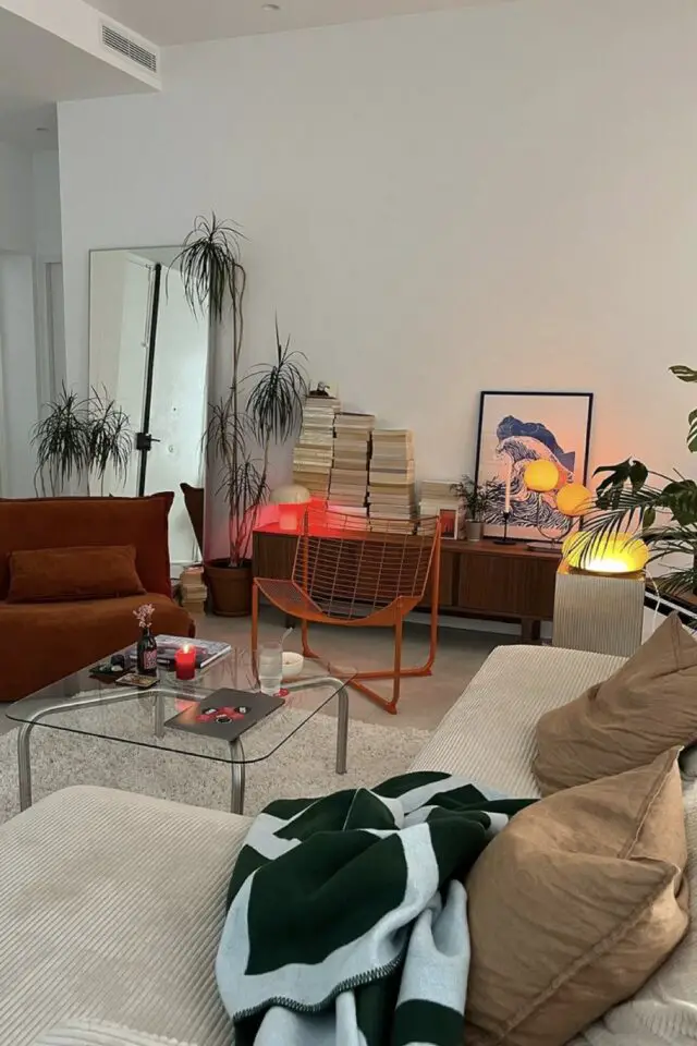 déco salon appartement canapé d'angle chauffeuse couleur terracotta meuble bas esprit vintage mur blanc table basse transparente piètement chromé déco salon appartement canapé d'angle chauffeuse couleur terracotta meuble bas esprit vintage mur blanc table basse transparente piètement chromé