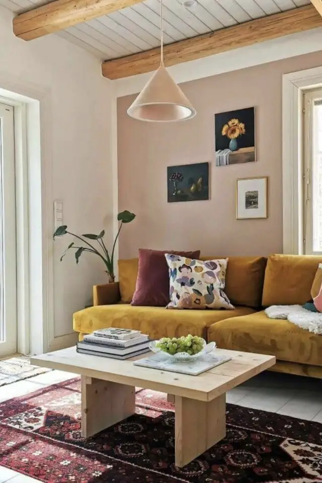 Idée déco salon appartement canapé jaune moderne mur rose clair table basse en bois pin tapis plus foncé Idée déco salon appartement canapé jaune moderne mur rose clair table basse en bois pin tapis plus foncé