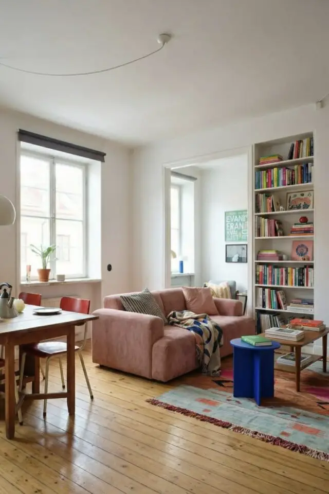 déco salon appartement salle à manger mur blanc canapé rose bout de canapé bleu tapis coloré bibliothèque de rangement déco salon appartement salle à manger mur blanc canapé rose bout de canapé bleu tapis coloré bibliothèque de rangement