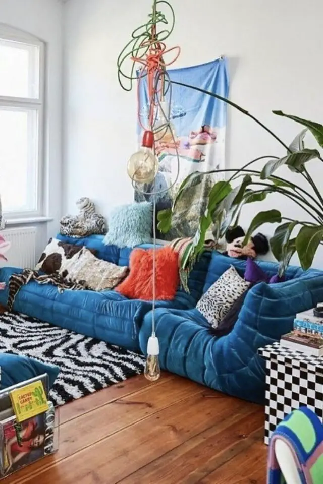 Idée déco salon appartement canapé moderne modulable bleu en velours plante verte coussin mix éclectique tapis zébré noir et blanc Idée déco salon appartement canapé moderne modulable bleu en velours plante verte coussin mix éclectique tapis zébré noir et blanc