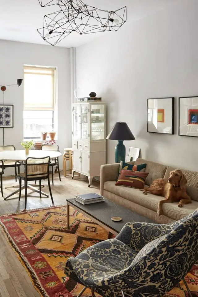 déco salon appartement coin salle à manger canapé beige tapis jaune ocre fauteuil motif espace repas store enrouleur aux fenêtres déco salon appartement coin salle à manger canapé beige tapis jaune ocre fauteuil motif espace repas store enrouleur aux fenêtres