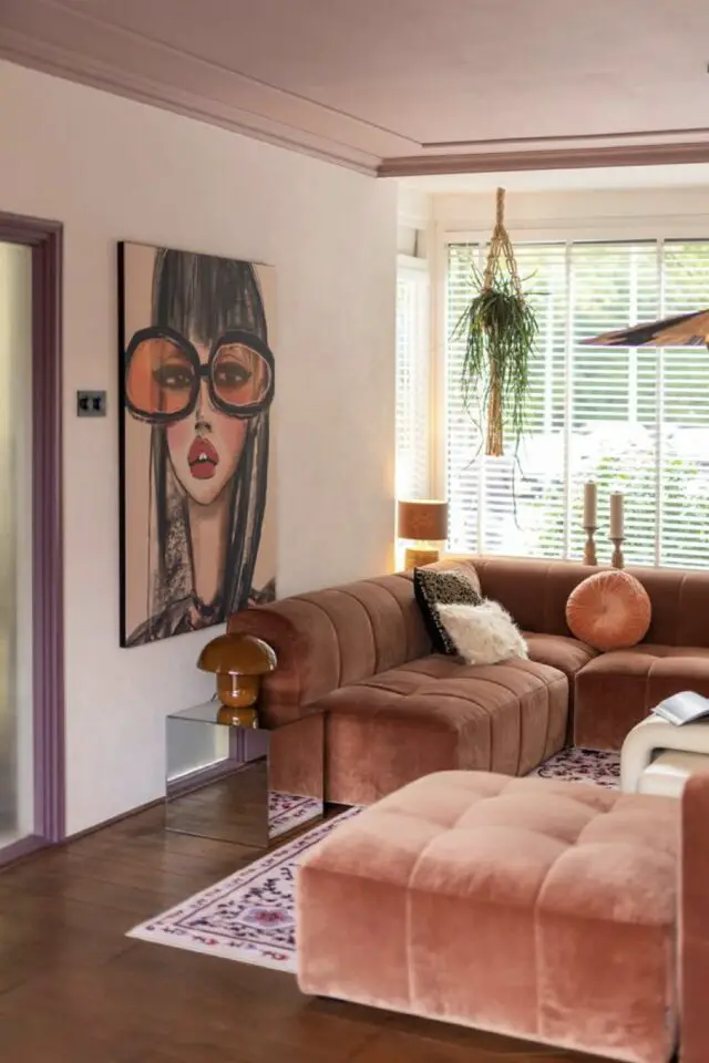 Idée déco salon appartement petit espace délimité par un tapis et deux canapés d'angles l'un en face de l'autre grand tableau au mur Idée déco salon appartement petit espace délimité par un tapis et deux canapés d'angles l'un en face de l'autre grand tableau au mur