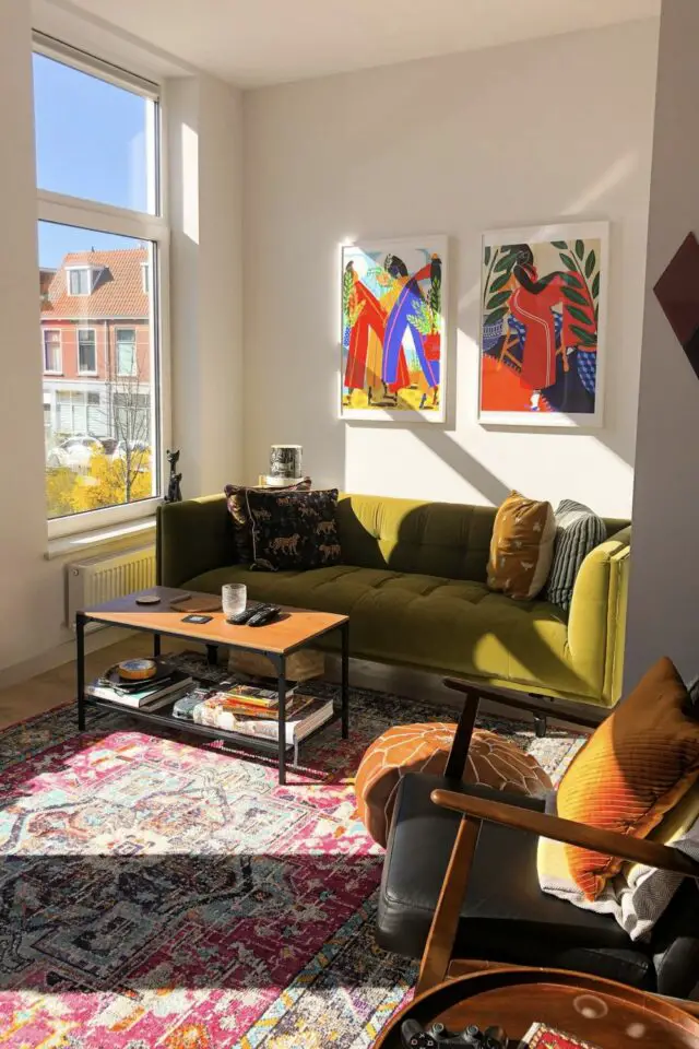 déco salon appartement petit espace canapé coloré vert en velours tapis oriental table bois et métal simple fauteuil vintage déco salon appartement petit espace canapé coloré vert en velours tapis oriental table bois et métal simple fauteuil vintage