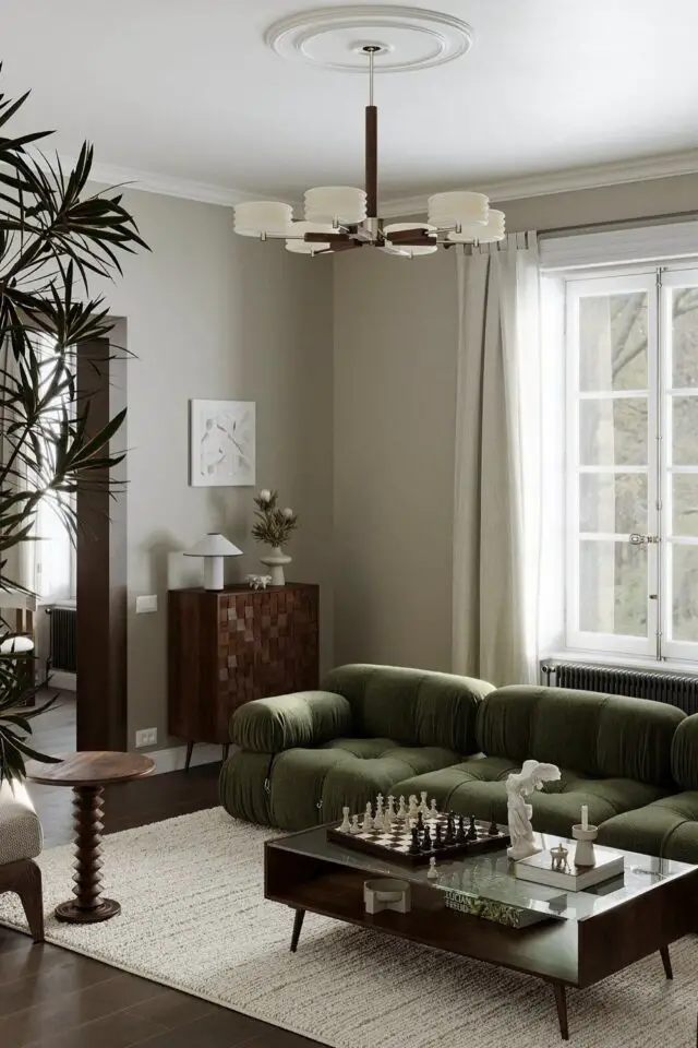 déco salon appartement moderne et élégant canapé vert olive mur beige tapis neutre meuble en bois sombre inspirations mid century modern déco salon appartement moderne et élégant canapé vert olive mur beige tapis neutre meuble en bois sombre inspirations mid century modern