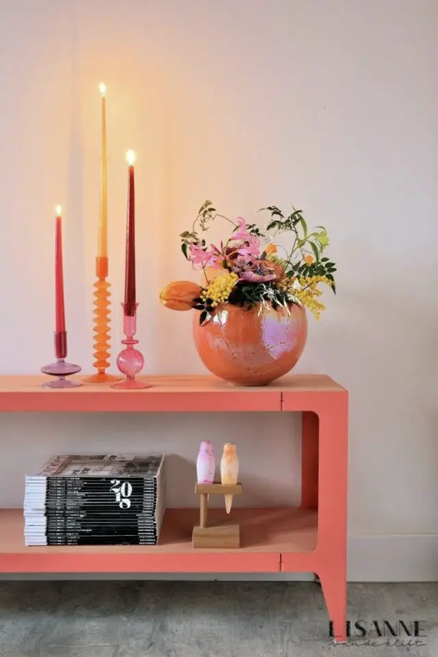 déco slow printemps idées petit meuble coloré corail vase bougeoirs modernes 