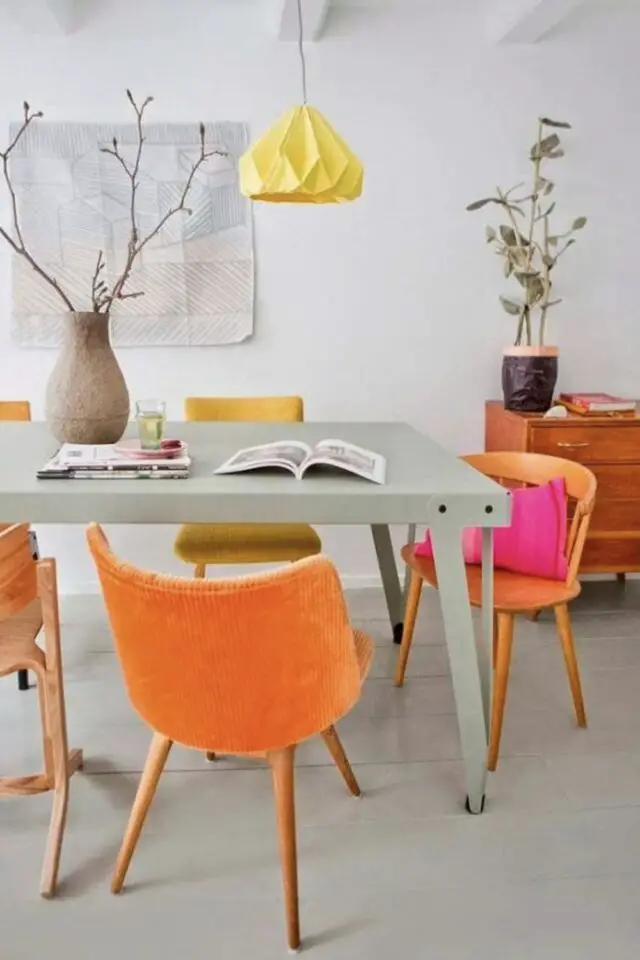 déco slow printemps idées salle à manger chaise colorée orange suspension jaune 