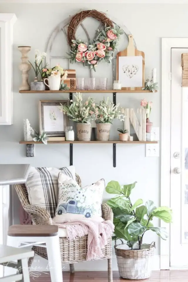 déco slow printemps idées ambiance campagne shbby chic étagères murale fauteuil en rotin fleurs pastel 
