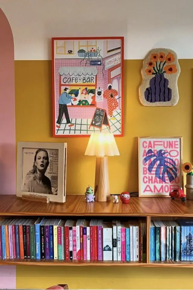 déco slow printemps idées décoration murale soubassement jaune cadre affiche meuble en bois  