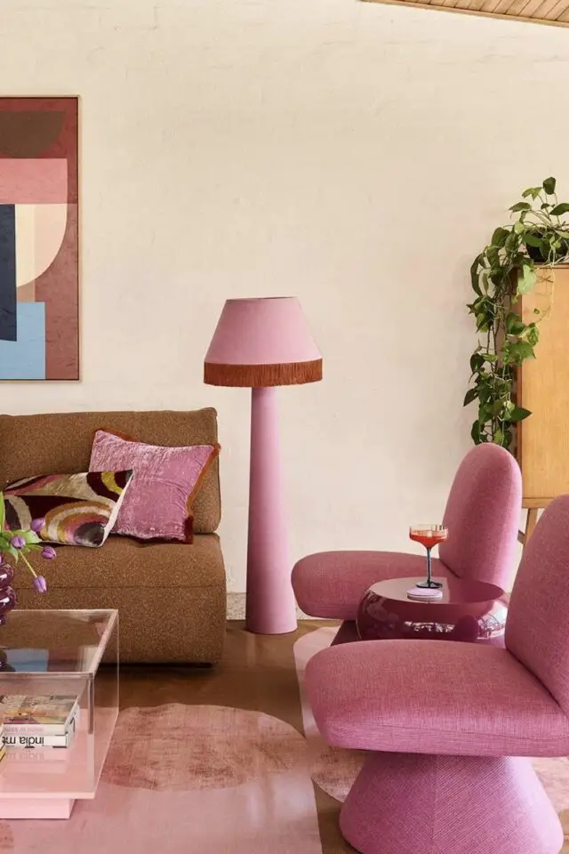 idée déco camaïeux rose avec une touche de marron salon séjour moderne contemporain canapé caramel fauteuil rose bonbon tapis lampe de lecture idée déco camaïeux rose avec une touche de marron salon séjour moderne contemporain canapé caramel fauteuil rose bonbon tapis lampe de lecture