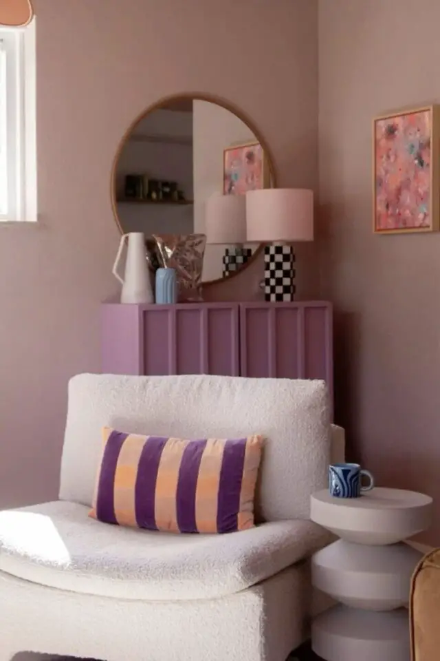 décor camaïeux rose salon moderne et chaleureux fauteuil blanc petite touche violettes meubles contemporains décor camaïeux rose salon moderne et chaleureux fauteuil blanc petite touche violettes meubles contemporains
