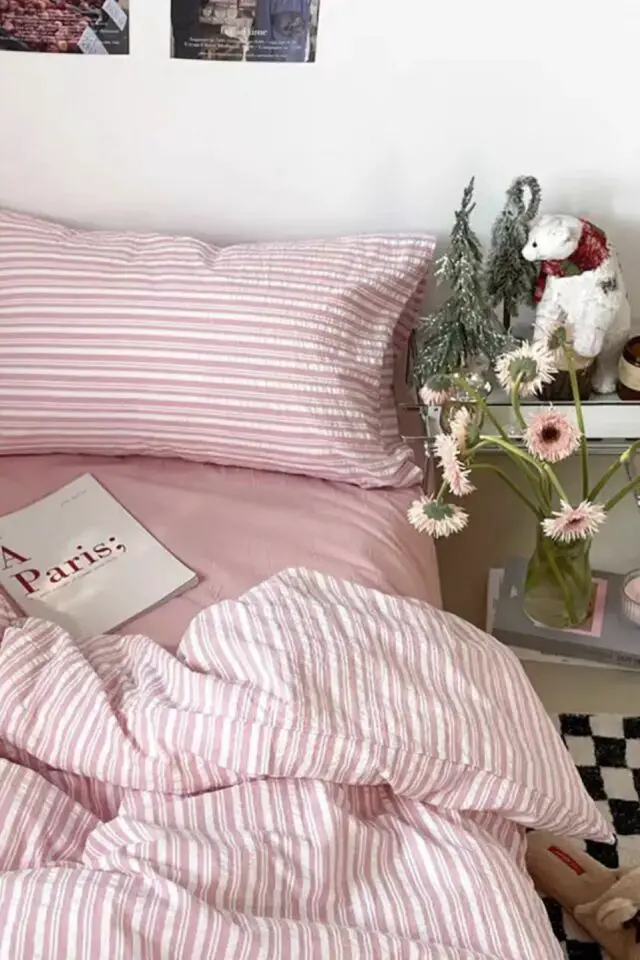 décoration intérieure moderne camaïeux rose et blanc chambre parentale douceur linge de lit rayures fleurs coupées vase décoration intérieure moderne camaïeux rose et blanc chambre parentale douceur linge de lit rayures fleurs coupées vase