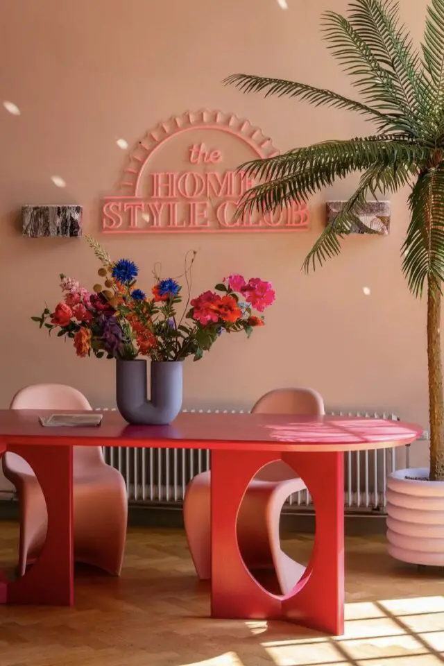 idée déco camaïeux rose et rouge salle à manger moderne table ovale coloré chaises design néon au mur idée déco camaïeux rose et rouge salle à manger moderne table ovale coloré chaises design néon au mur
