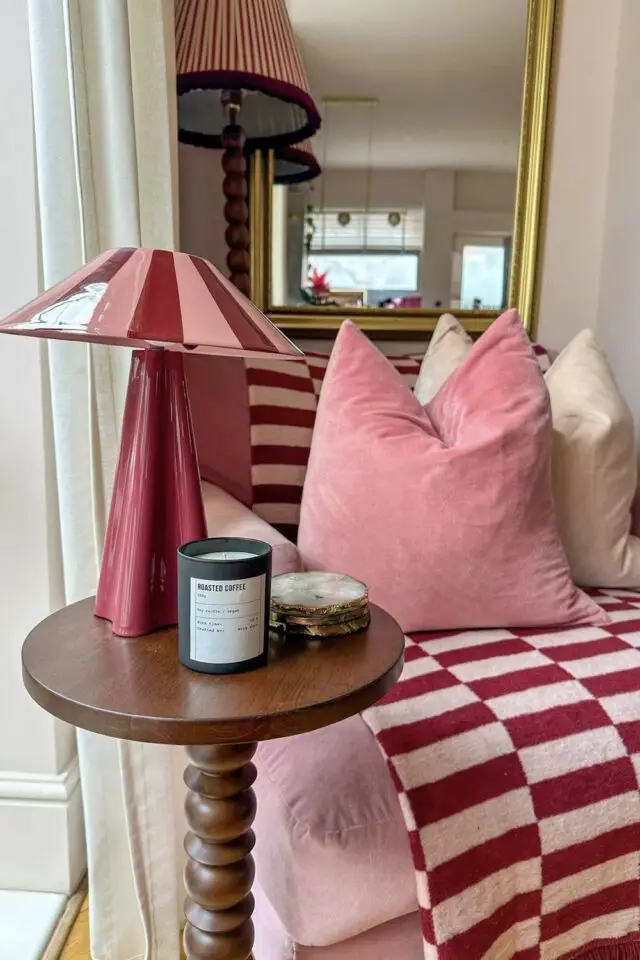décor camaïeux rose salon moderne plaid touche de rouge lampe accessoires décoratifs tendance décor camaïeux rose salon moderne plaid touche de rouge lampe accessoires décoratifs tendance