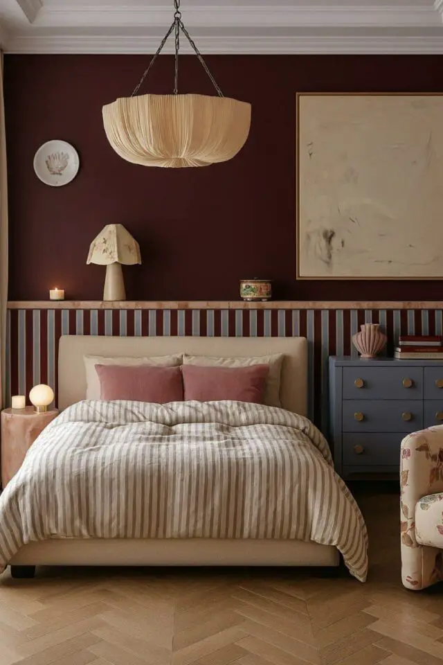 décor camaïeux rose chambre à coucher tête de lit coussin roses mur bordeaux soubassement rayures bleues ambiance moderne chic décor camaïeux rose chambre à coucher tête de lit coussin roses mur bordeaux soubassement rayures bleues ambiance moderne chic
