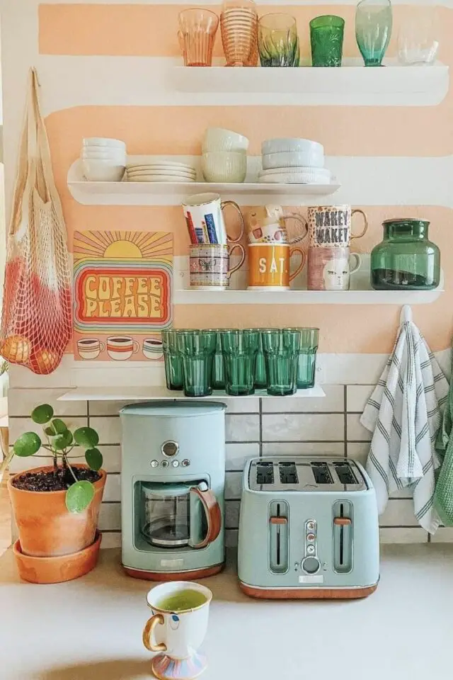 déco de cuisine simple et moderne plan de travail blanc petit électroménager vert d'eau cafetière grille pain étagère murale déco peinture originale déco de cuisine simple et moderne plan de travail blanc petit électroménager vert d'eau cafetière grille pain étagère murale déco peinture originale