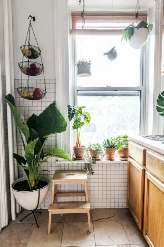 décoration de cuisine simple et moderne petit espace appartement revêtement adhésif effet carrelage mosaïque blanche meuble en bois tabouret Ikea plante verte décoration de cuisine simple et moderne petit espace appartement revêtement adhésif effet carrelage mosaïque blanche meuble en bois tabouret Ikea plante verte