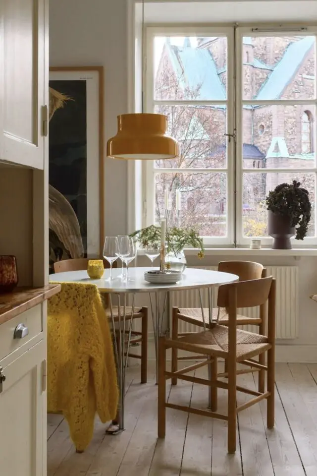 cuisine simple et moderne coin repas table carré pour 4 personnes plateau blanc chaise en bois luminaire suspension jaune cuisine simple et moderne coin repas table carré pour 4 personnes plateau blanc chaise en bois luminaire suspension jaune