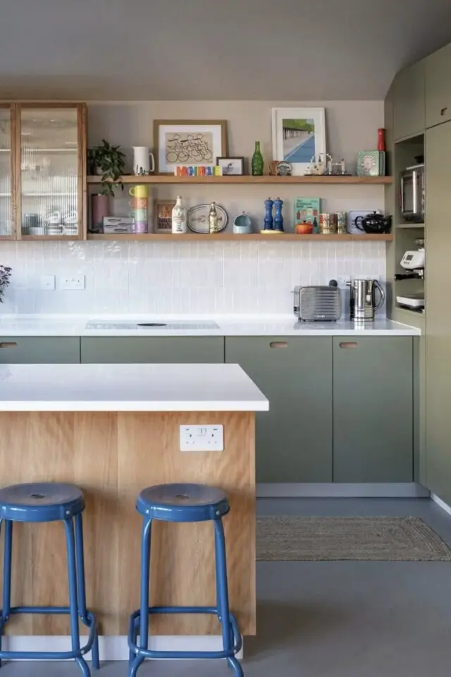 cuisine simple et moderne vert sauge bois et blanc tabouret en métal bleu plan de travail épuré blanc étagères murale flottante en bois cuisine simple et moderne vert sauge bois et blanc tabouret en métal bleu plan de travail épuré blanc étagères murale flottante en bois