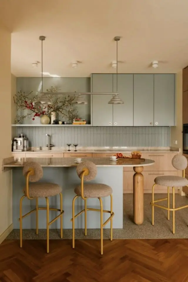 cuisine simple et moderne vert sauge et bois tabouret de bar design espace ouvert sur le salon cuisine simple et moderne vert sauge et bois tabouret de bar design espace ouvert sur le salon
