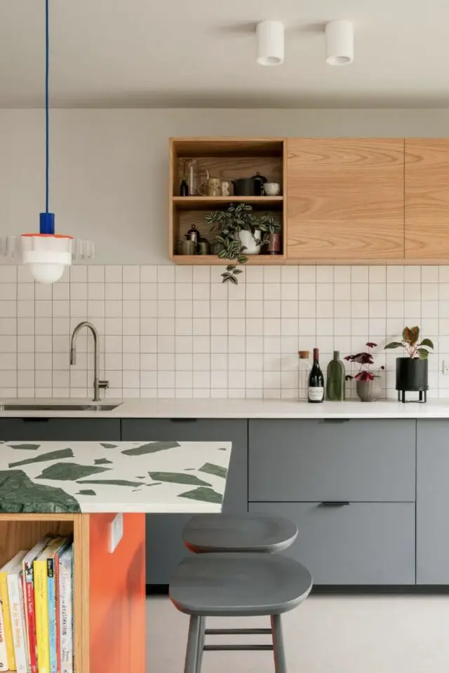 crédence carrelage carré blanc joint gris meuble épuré gris élément mural bois suspension design coloré cuisine simple et moderne crédence carrelage carré blanc joint gris meuble épuré gris élément mural bois suspension design coloré cuisine simple et moderne