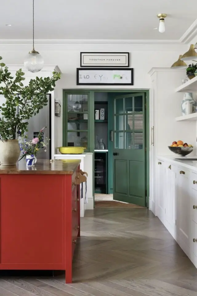 cuisine simple et moderne îlot central coloré rouge porte verte meuble blanc ambiance familiale cuisine simple et moderne îlot central coloré rouge porte verte meuble blanc ambiance familiale